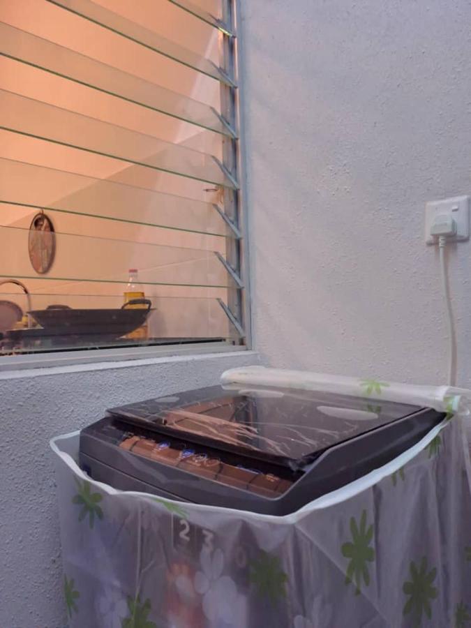 Impiana Homestay Near Putrajaya, Cyberjaya, Musliem Only,Wifi,Netflix Kampung Dengkil Exterior photo