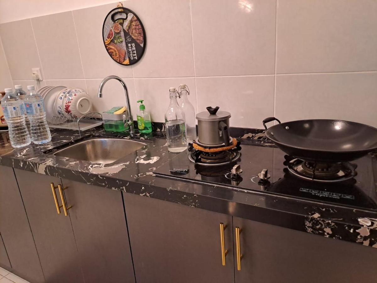 Impiana Homestay Near Putrajaya, Cyberjaya, Musliem Only,Wifi,Netflix Kampung Dengkil Exterior photo