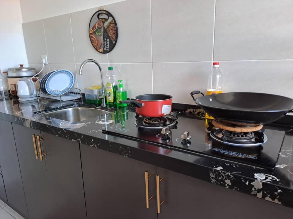 Impiana Homestay Near Putrajaya, Cyberjaya, Musliem Only,Wifi,Netflix Kampung Dengkil Exterior photo