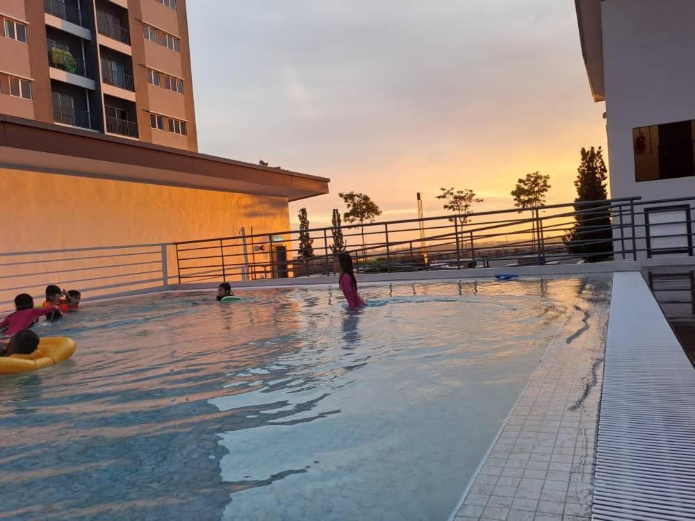 Impiana Homestay Near Putrajaya, Cyberjaya, Musliem Only,Wifi,Netflix Kampung Dengkil Exterior photo